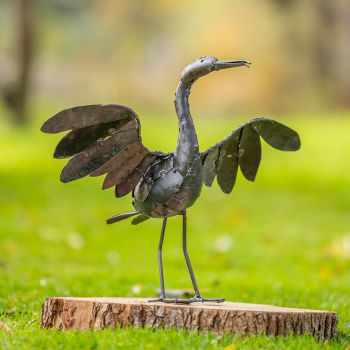 Metalen tuinbeeld van een aalscholver, gemaakt door een Afrikaanse kunstenaar. 
